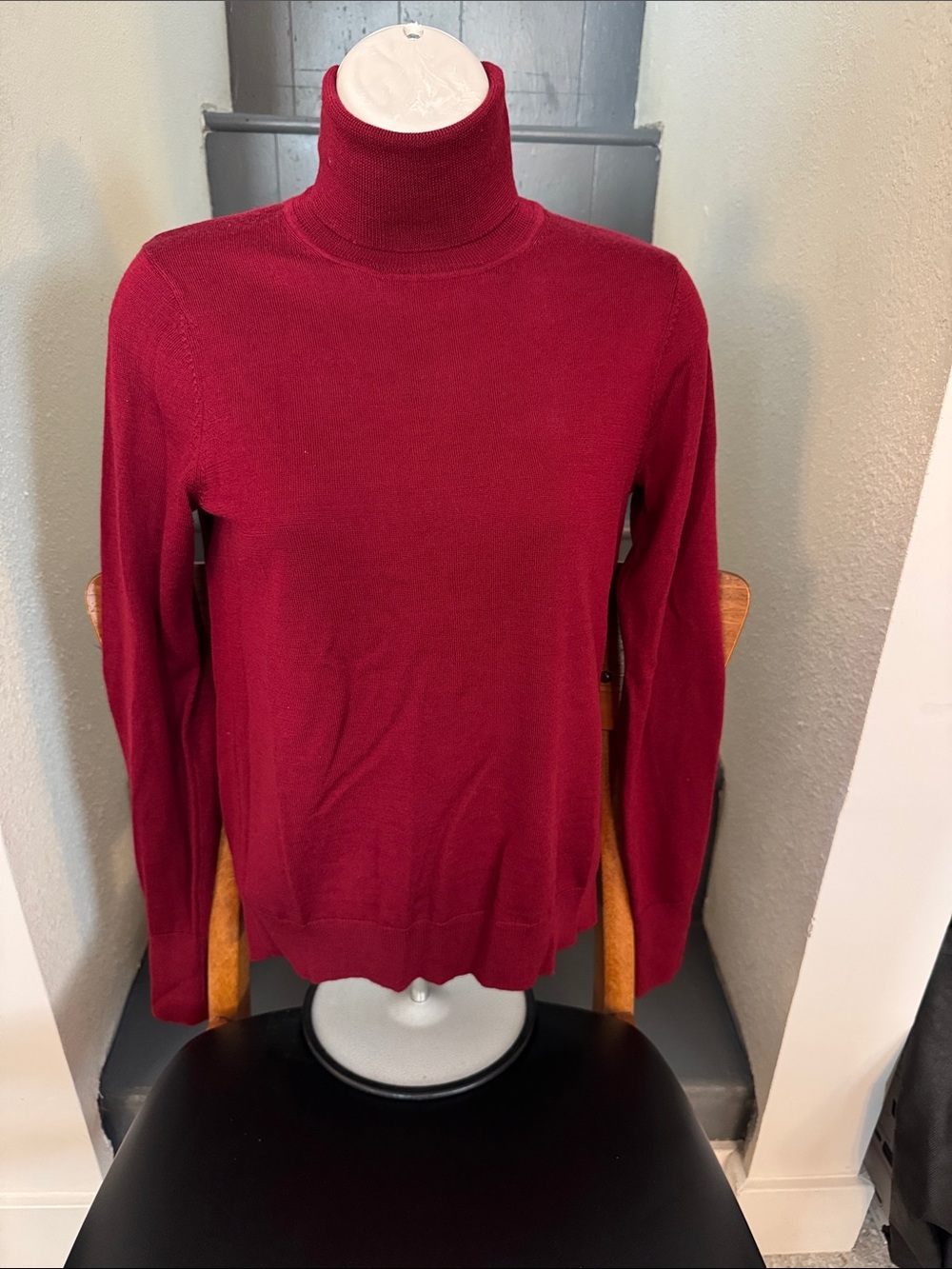 Uniqlo WXS burgundy wool turtleneck sweater